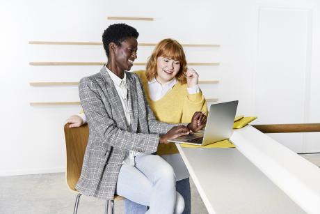 Frauen am Laptop