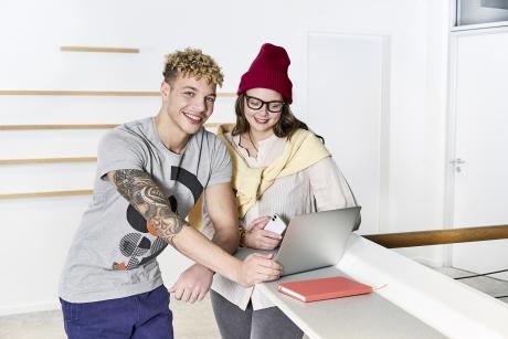 XMS 23 Mann und Frau stehend am Laptop